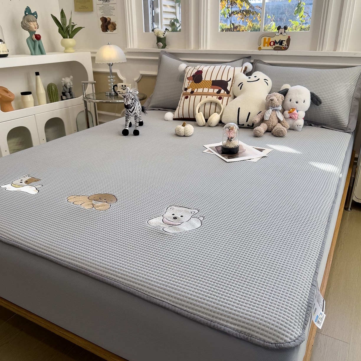 91家纺网 家纺一手货源 找家纺 耀悦家纺 2026新款毛巾绣乙纶冰豆豆凉席冰丝席华夫格卡通绣花博主ins风学生床 躺躺岛-淡雅灰床笠款