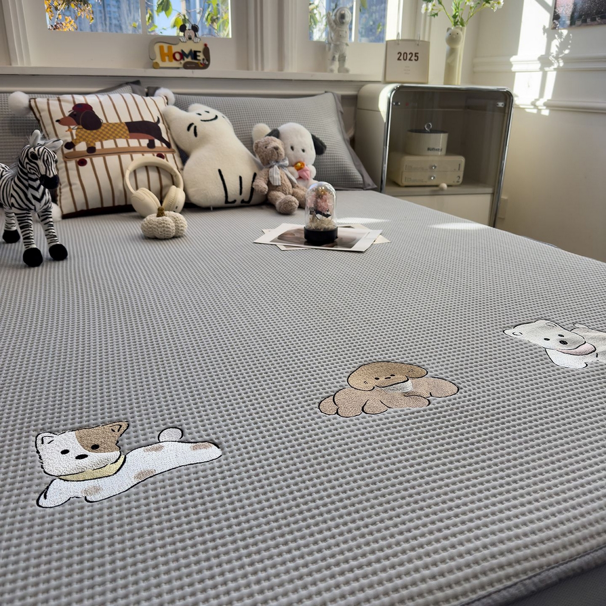 91家纺网 家纺一手货源 找家纺 耀悦家纺 2026新款毛巾绣乙纶冰豆豆凉席冰丝席华夫格卡通绣花博主ins风学生床 躺躺岛-淡雅灰床笠款