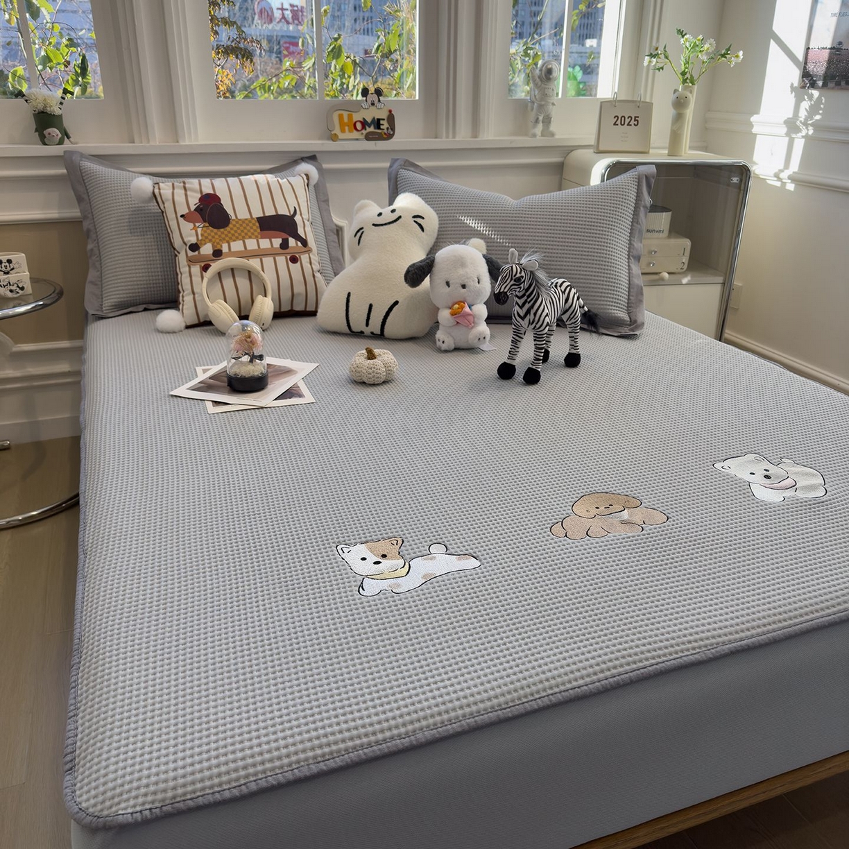 91家纺网 家纺一手货源 找家纺 耀悦家纺 2026新款毛巾绣乙纶冰豆豆凉席冰丝席华夫格卡通绣花博主ins风学生床 躺躺岛-淡雅灰床笠款