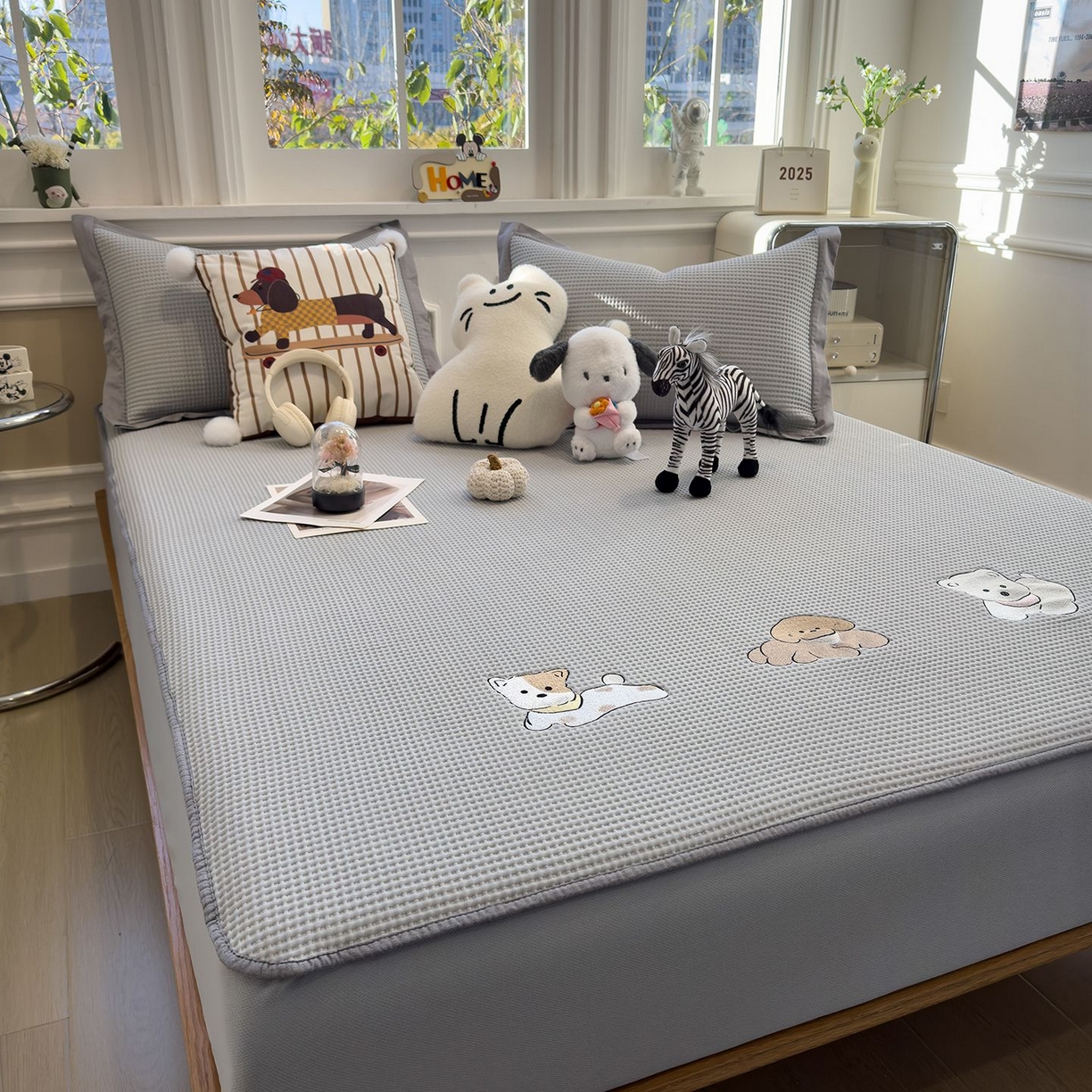 91家纺网 家纺一手货源 找家纺 耀悦家纺 2026新款毛巾绣乙纶冰豆豆凉席冰丝席华夫格卡通绣花博主ins风学生床 躺躺岛-淡雅灰床笠款