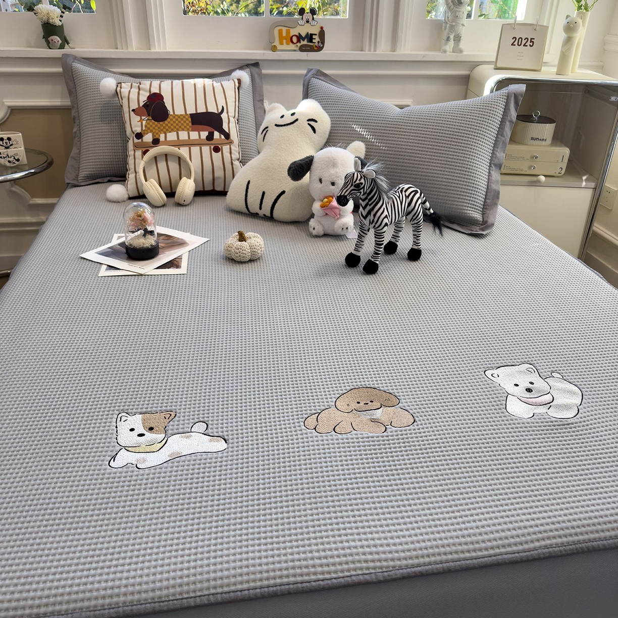 91家纺网 家纺一手货源 找家纺 耀悦家纺 2026新款毛巾绣乙纶冰豆豆凉席冰丝席华夫格卡通绣花博主ins风学生床 躺躺岛-淡雅灰床笠款