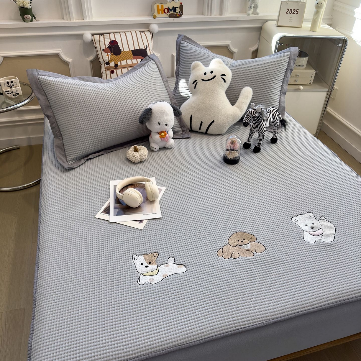 91家纺网 家纺一手货源 找家纺 耀悦家纺 2026新款毛巾绣乙纶冰豆豆凉席冰丝席华夫格卡通绣花博主ins风学生床 躺躺岛-淡雅灰床笠款