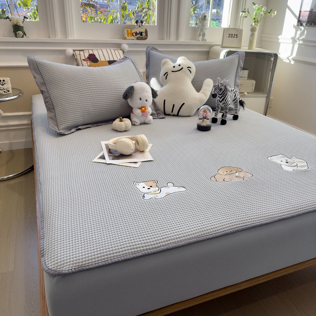 91家纺网 家纺一手货源 找家纺 耀悦家纺 2026新款毛巾绣乙纶冰豆豆凉席冰丝席华夫格卡通绣花博主ins风学生床 躺躺岛-淡雅灰床笠款