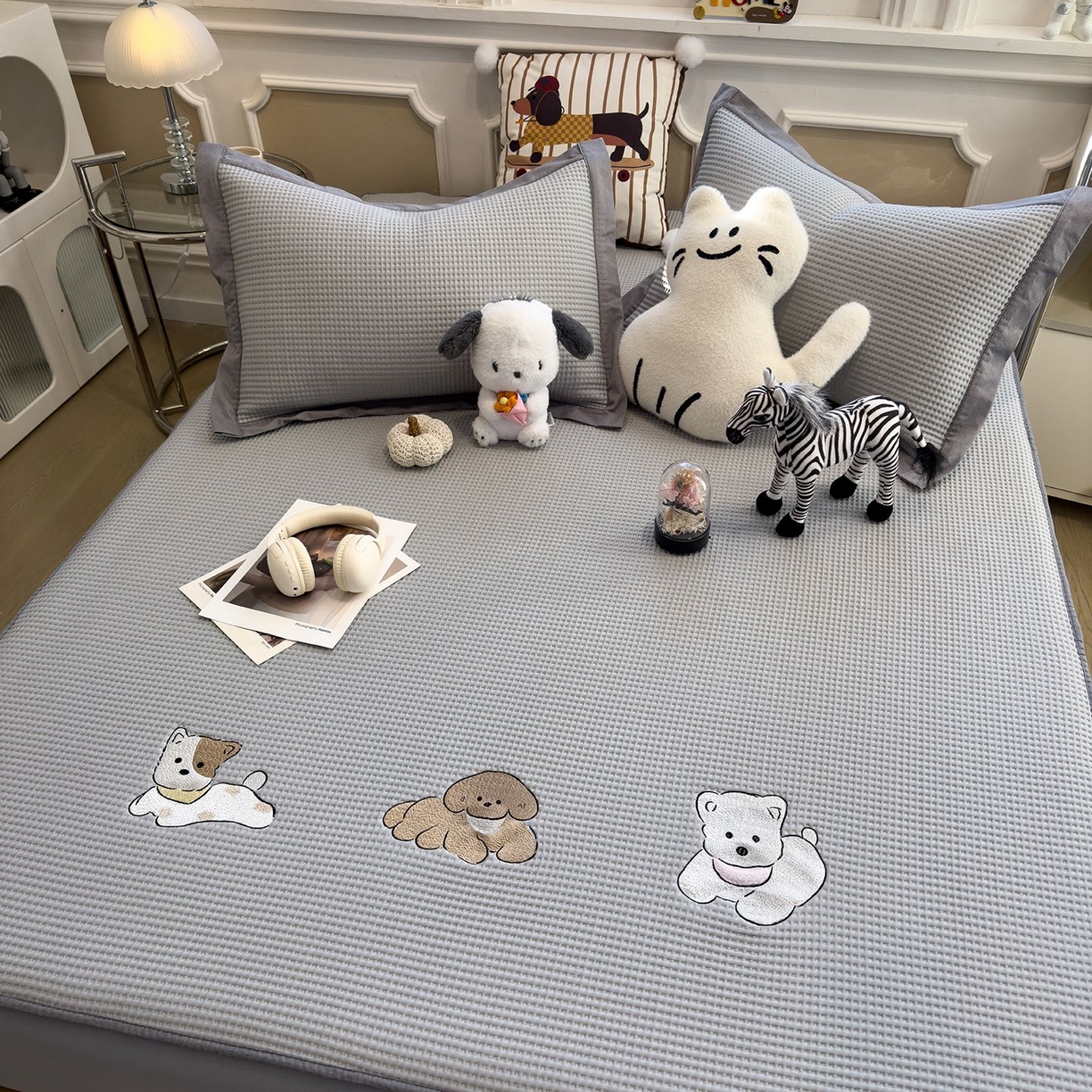 91家纺网 家纺一手货源 找家纺 耀悦家纺 2026新款毛巾绣乙纶冰豆豆凉席冰丝席华夫格卡通绣花博主ins风学生床 躺躺岛-淡雅灰床笠款