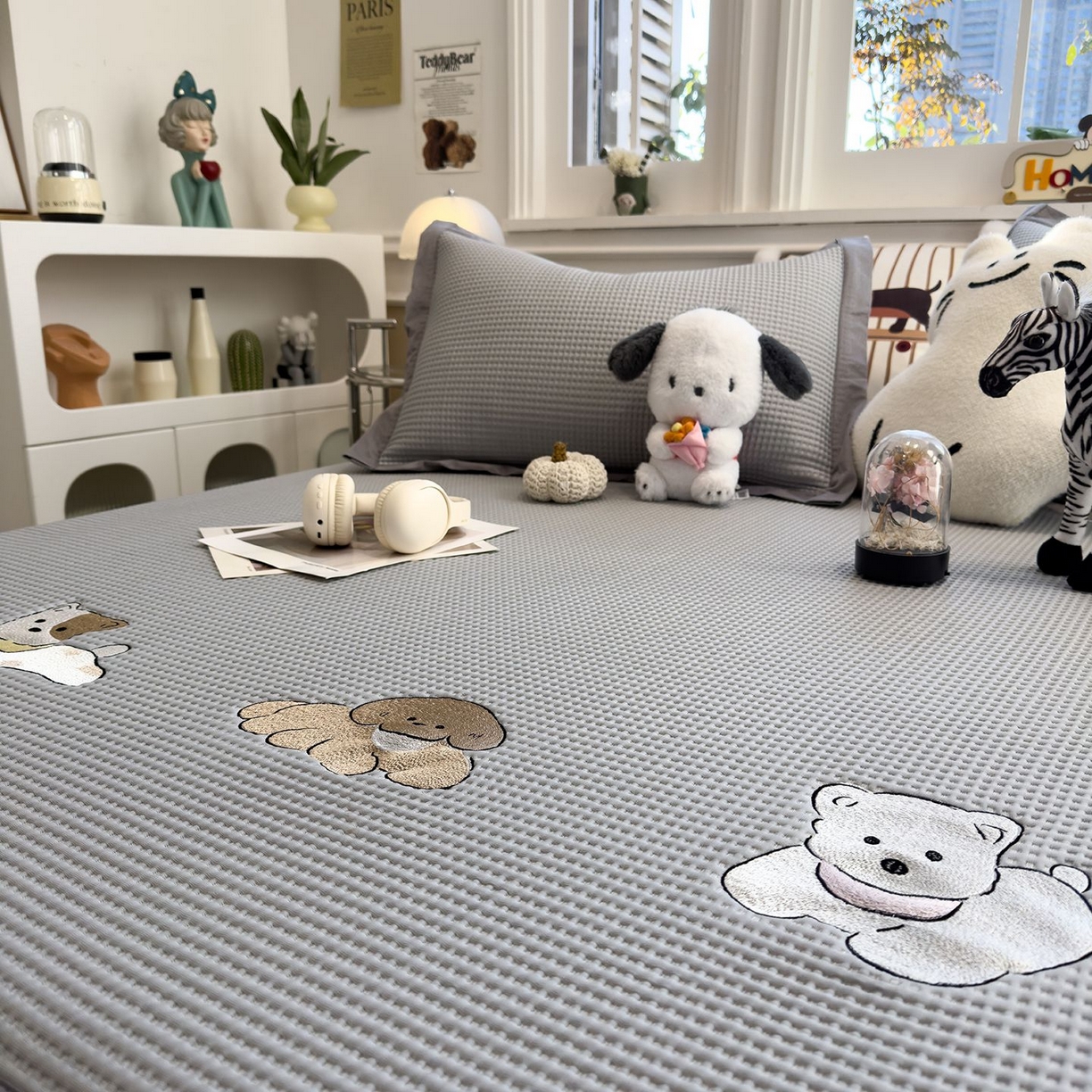 91家纺网 家纺一手货源 找家纺 耀悦家纺 2026新款毛巾绣乙纶冰豆豆凉席冰丝席华夫格卡通绣花博主ins风学生床 躺躺岛-淡雅灰床笠款