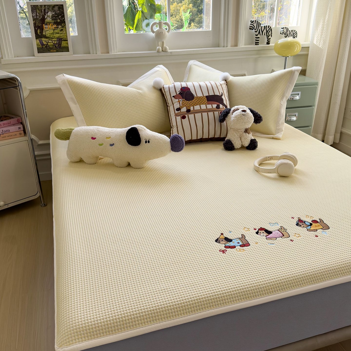 91家纺网 家纺一手货源 找家纺 耀悦家纺 2026新款毛巾绣乙纶冰豆豆凉席冰丝席华夫格卡通绣花博主ins风学生床 趣味腊肠狗床笠款