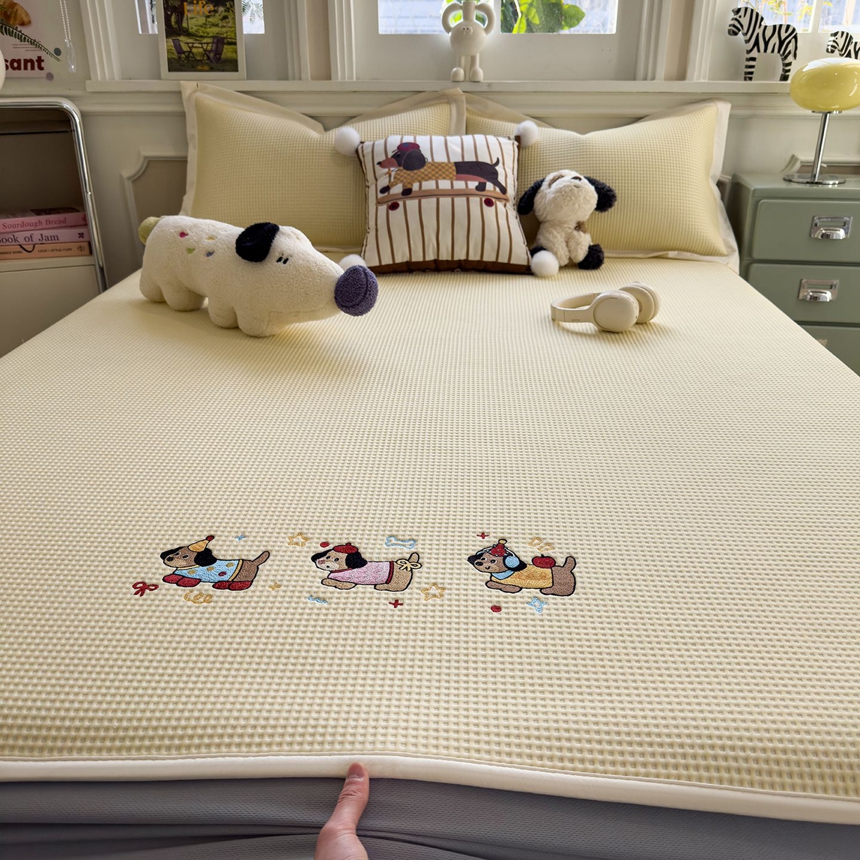 91家纺网 家纺一手货源 找家纺 耀悦家纺 2026新款毛巾绣乙纶冰豆豆凉席冰丝席华夫格卡通绣花博主ins风学生床 趣味腊肠狗床笠款