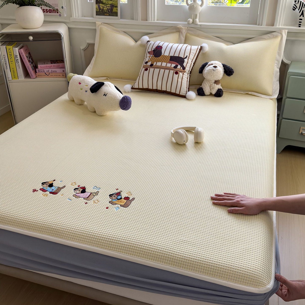 91家纺网 家纺一手货源 找家纺 耀悦家纺 2026新款毛巾绣乙纶冰豆豆凉席冰丝席华夫格卡通绣花博主ins风学生床 趣味腊肠狗床笠款