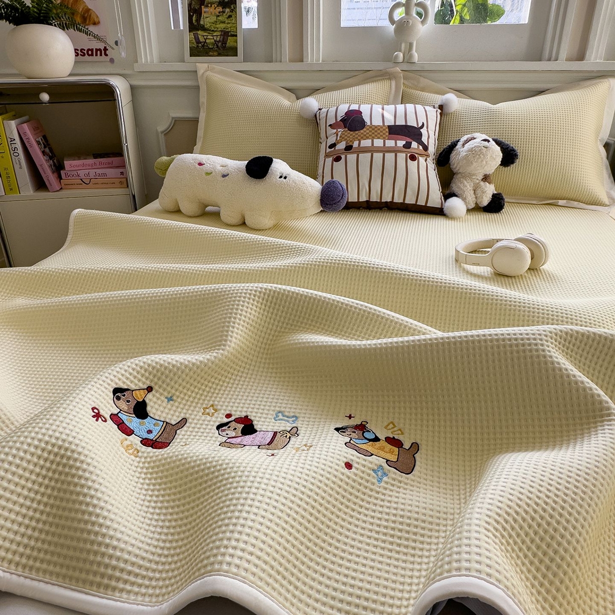 91家纺网 家纺一手货源 找家纺 耀悦家纺 2026新款毛巾绣乙纶冰豆豆凉席冰丝席华夫格卡通绣花博主ins风学生床 趣味腊肠狗床笠款