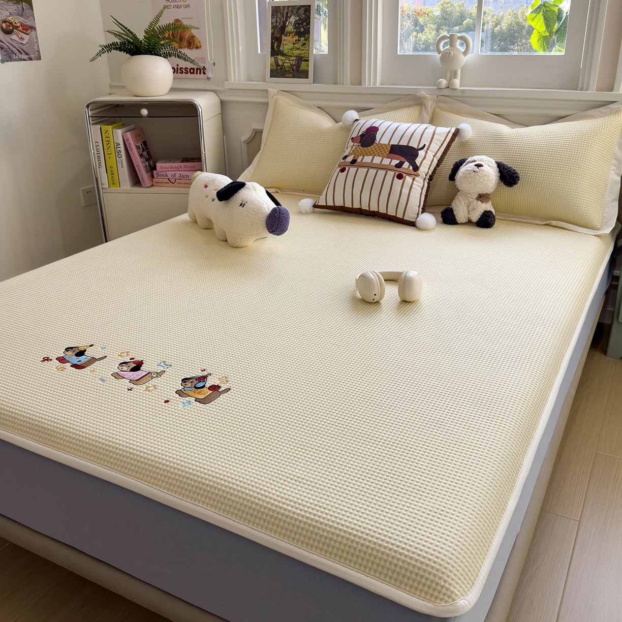 91家纺网 家纺一手货源 找家纺 耀悦家纺 2026新款毛巾绣乙纶冰豆豆凉席冰丝席华夫格卡通绣花博主ins风学生床 趣味腊肠狗床笠款