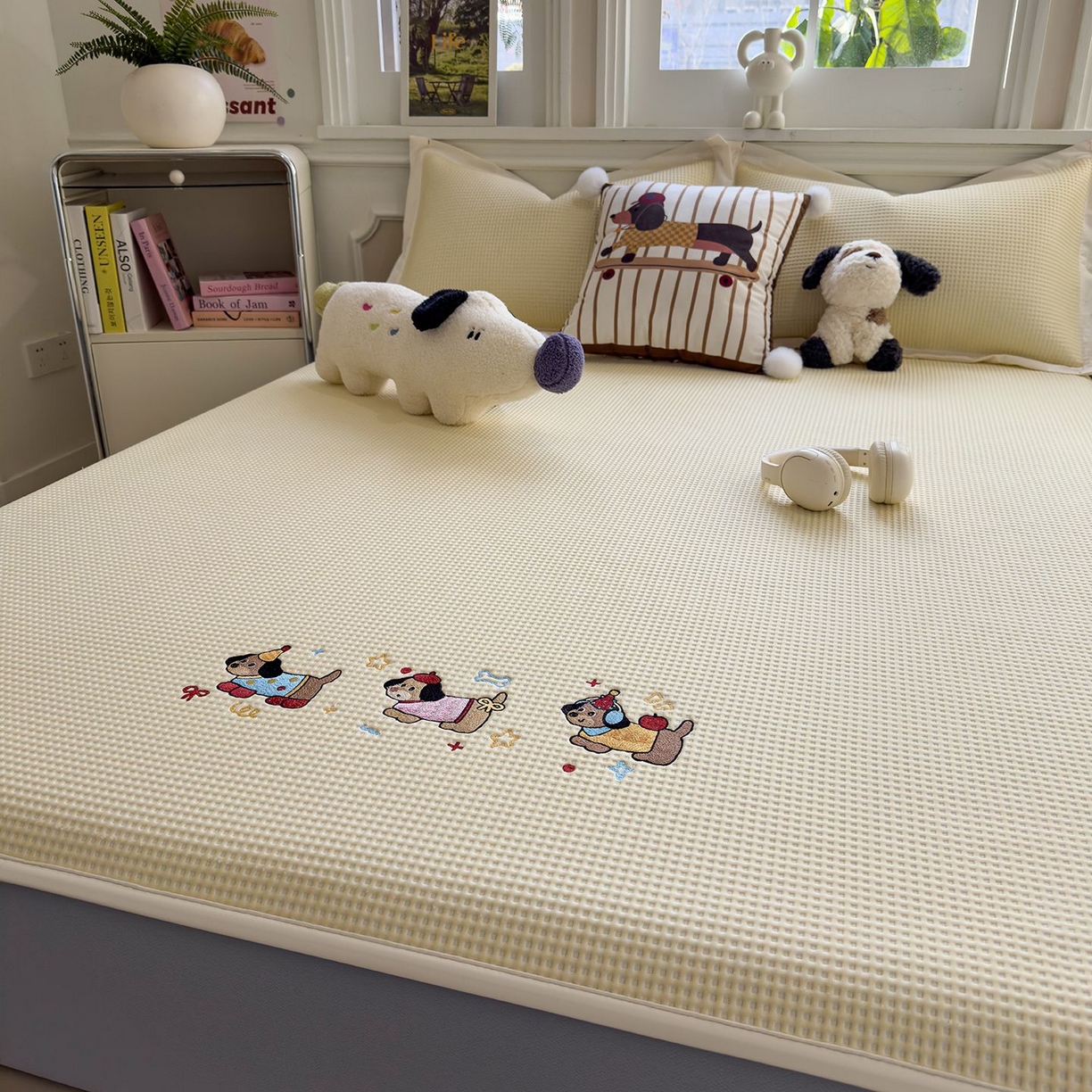 91家纺网 家纺一手货源 找家纺 耀悦家纺 2026新款毛巾绣乙纶冰豆豆凉席冰丝席华夫格卡通绣花博主ins风学生床 趣味腊肠狗床笠款