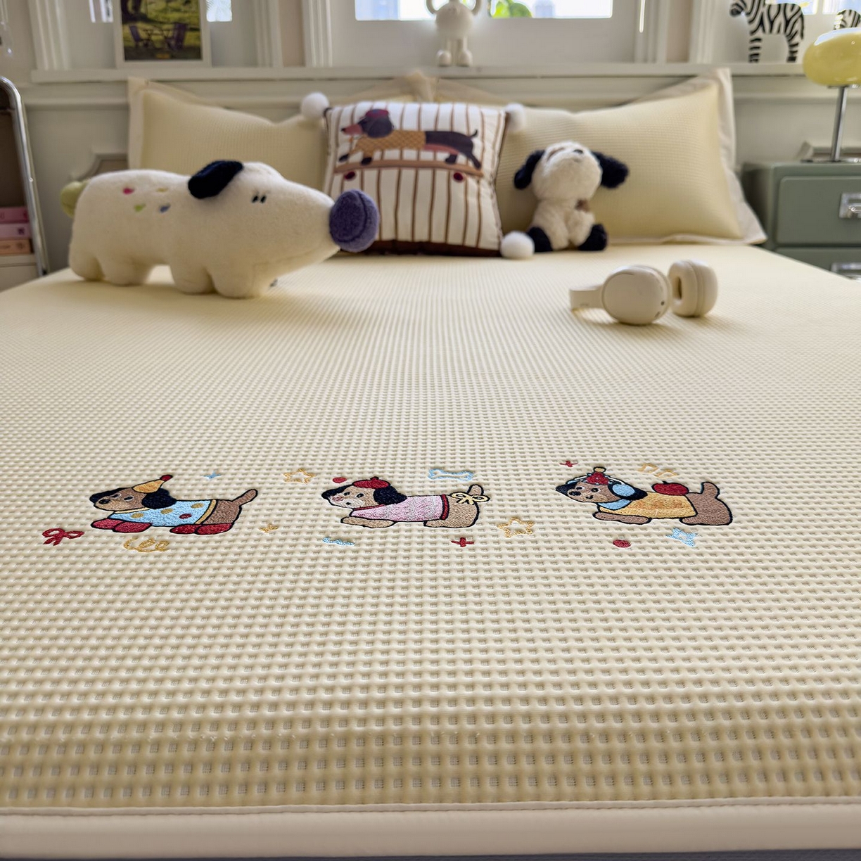 91家纺网 家纺一手货源 找家纺 耀悦家纺 2026新款毛巾绣乙纶冰豆豆凉席冰丝席华夫格卡通绣花博主ins风学生床 趣味腊肠狗床笠款