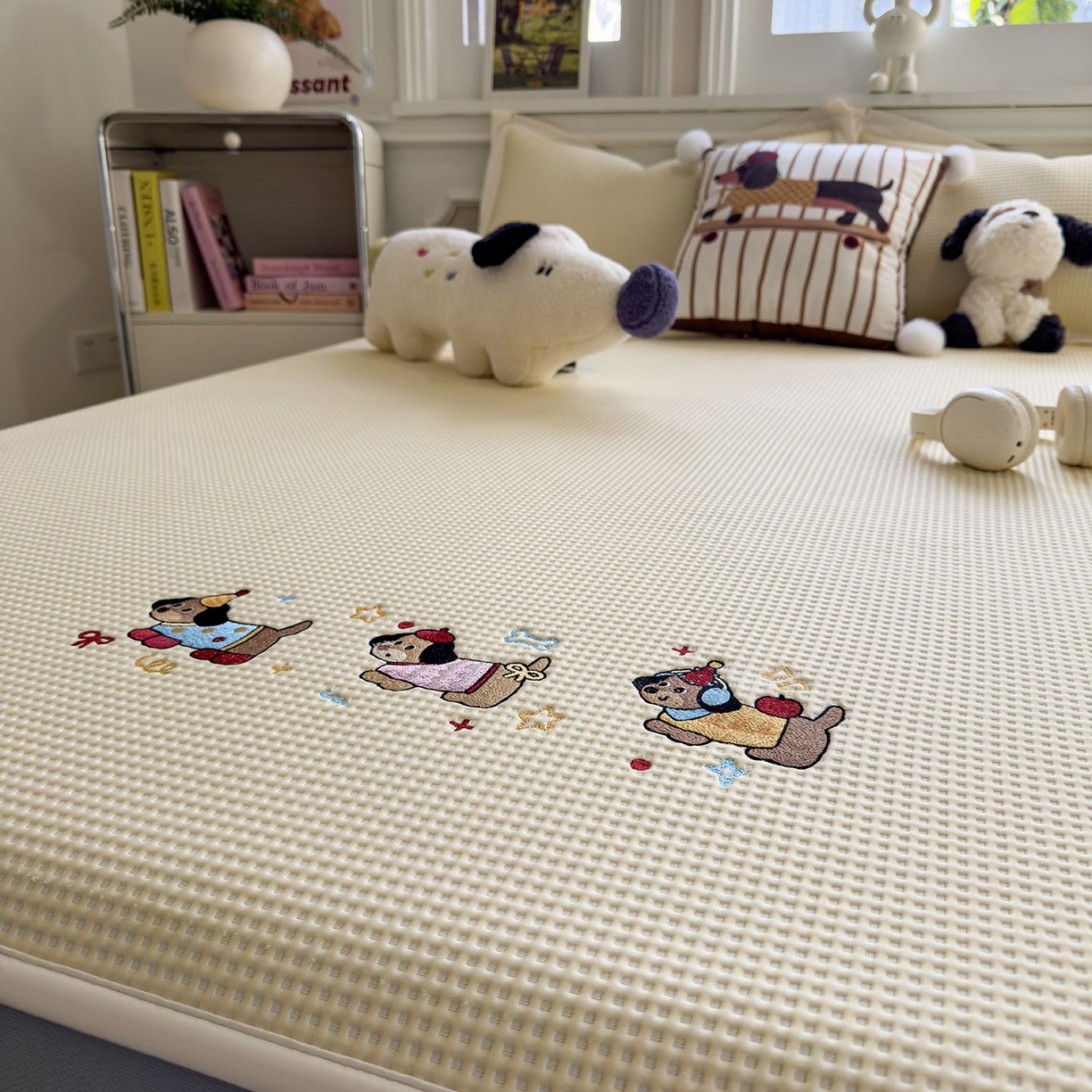 91家纺网 家纺一手货源 找家纺 耀悦家纺 2026新款毛巾绣乙纶冰豆豆凉席冰丝席华夫格卡通绣花博主ins风学生床 趣味腊肠狗床笠款