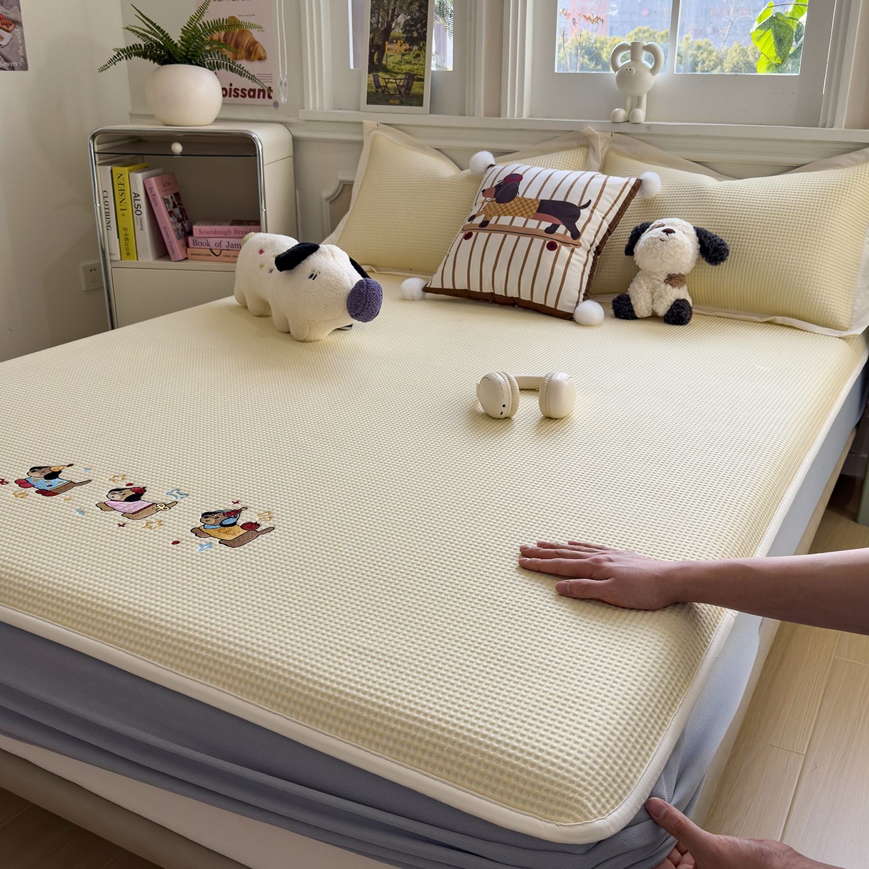 91家纺网 家纺一手货源 找家纺 耀悦家纺 2026新款毛巾绣乙纶冰豆豆凉席冰丝席华夫格卡通绣花博主ins风学生床 趣味腊肠狗床笠款