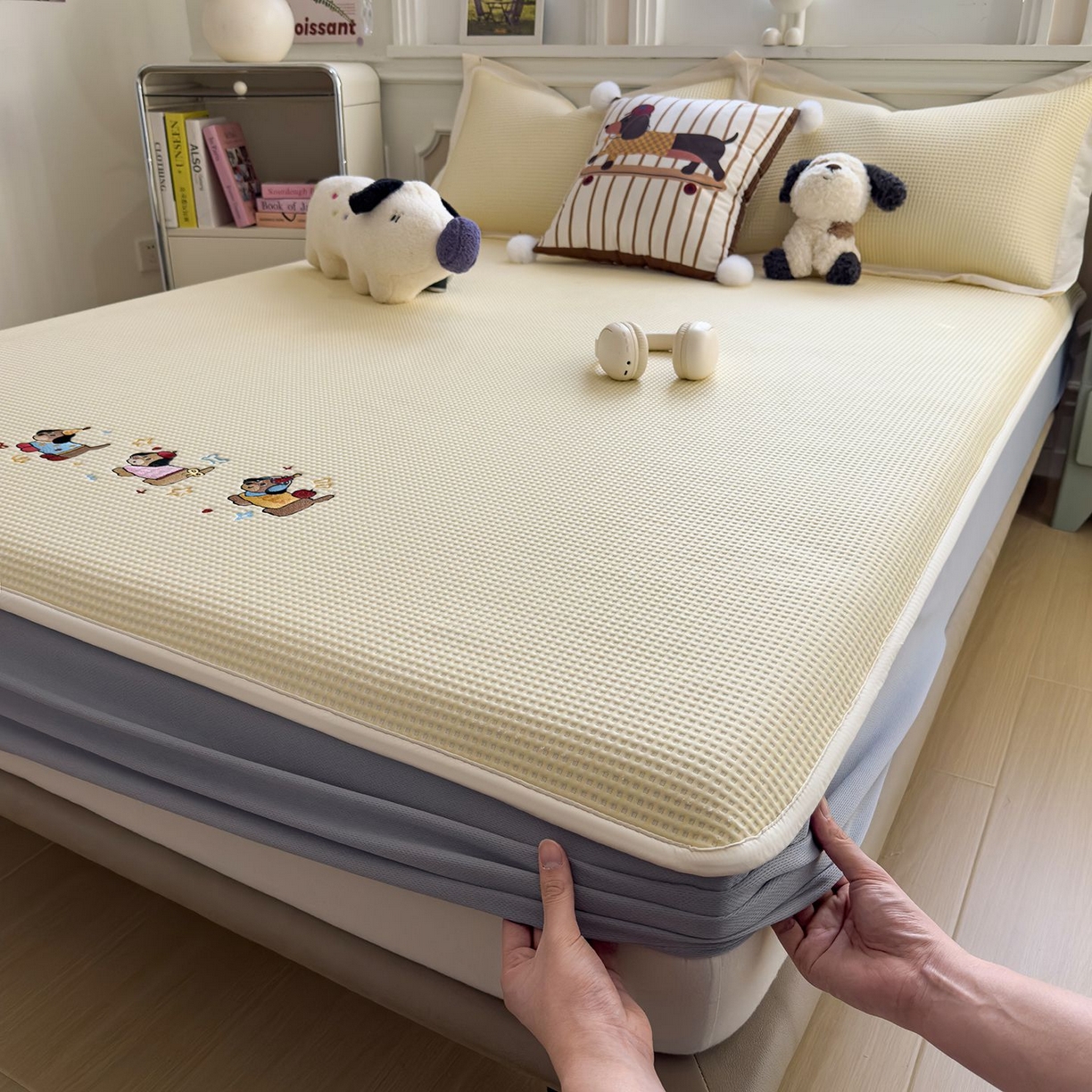 91家纺网 家纺一手货源 找家纺 耀悦家纺 2026新款毛巾绣乙纶冰豆豆凉席冰丝席华夫格卡通绣花博主ins风学生床 趣味腊肠狗床笠款