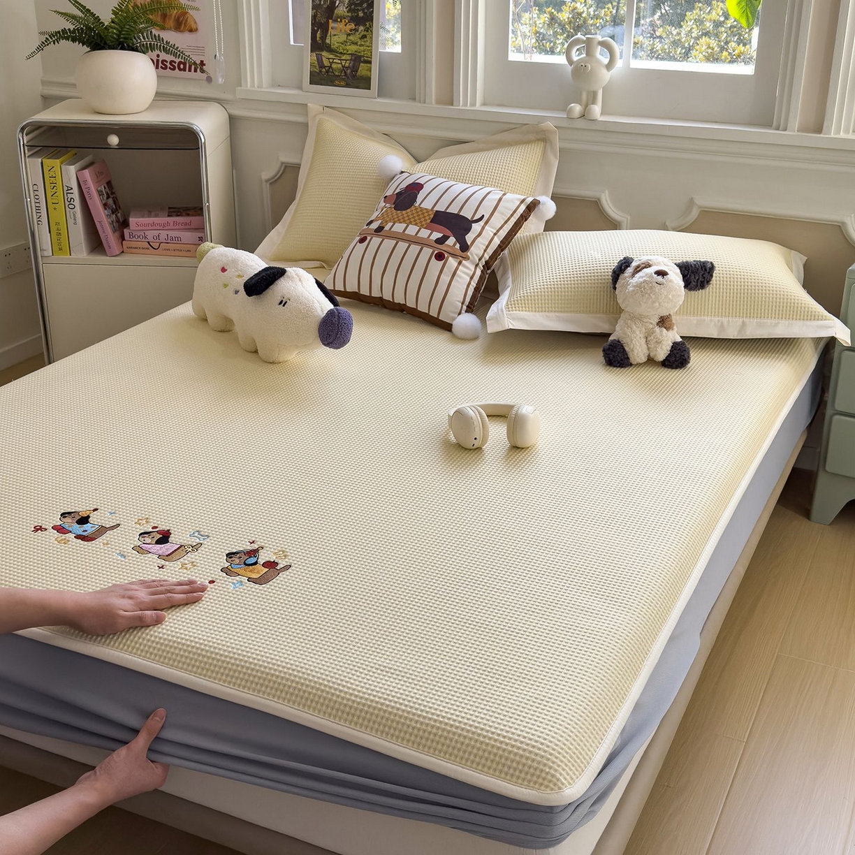 91家纺网 家纺一手货源 找家纺 耀悦家纺 2026新款毛巾绣乙纶冰豆豆凉席冰丝席华夫格卡通绣花博主ins风学生床 趣味腊肠狗床笠款