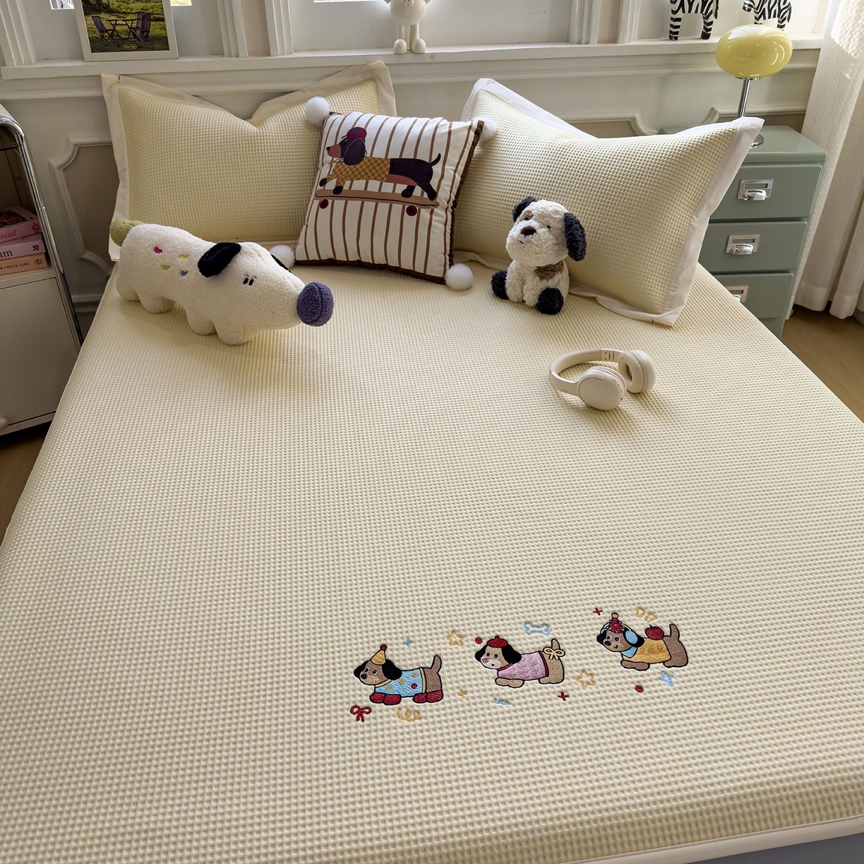 91家纺网 家纺一手货源 找家纺 耀悦家纺 2026新款毛巾绣乙纶冰豆豆凉席冰丝席华夫格卡通绣花博主ins风学生床 趣味腊肠狗床笠款