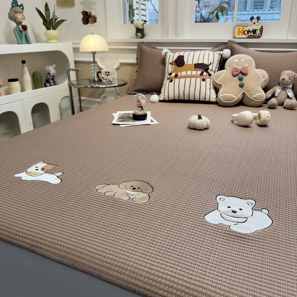 91家纺网 家纺一手货源 找家纺 耀悦家纺 2026新款毛巾绣乙纶冰豆豆凉席冰丝席华夫格卡通绣花博主ins风学生床 躺躺岛-咖啡棕床笠款