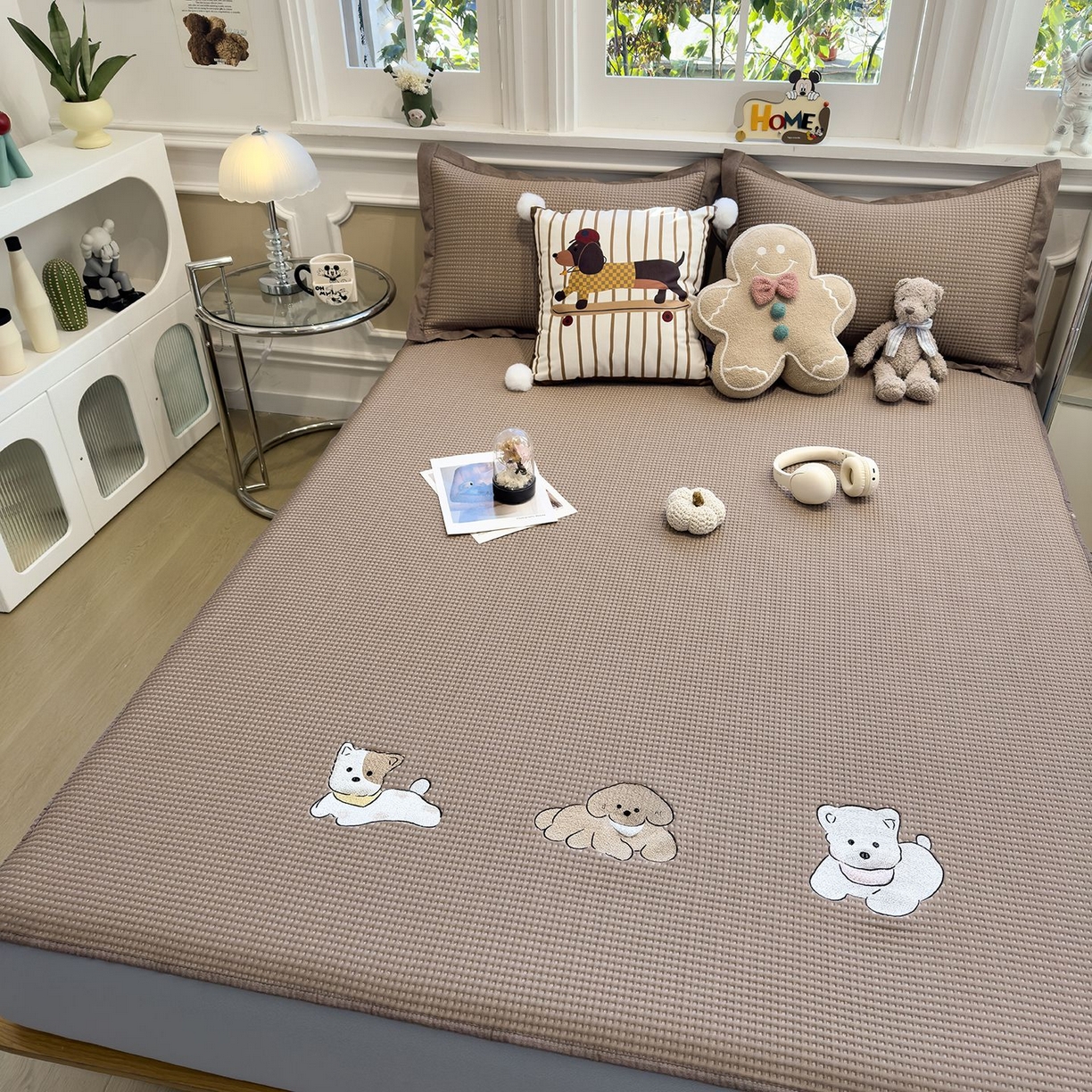 91家纺网 家纺一手货源 找家纺 耀悦家纺 2026新款毛巾绣乙纶冰豆豆凉席冰丝席华夫格卡通绣花博主ins风学生床 躺躺岛-咖啡棕床笠款