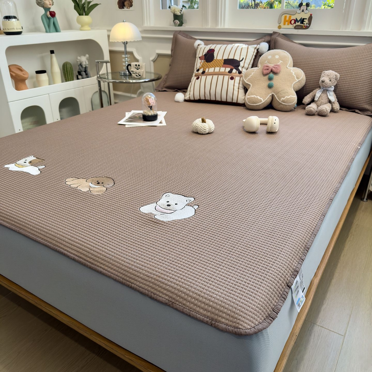 91家纺网 家纺一手货源 找家纺 耀悦家纺 2026新款毛巾绣乙纶冰豆豆凉席冰丝席华夫格卡通绣花博主ins风学生床 躺躺岛-咖啡棕床笠款