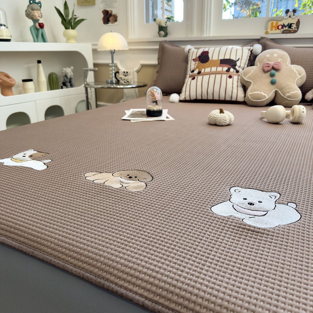 91家纺网 家纺一手货源 找家纺 耀悦家纺 2026新款毛巾绣乙纶冰豆豆凉席冰丝席华夫格卡通绣花博主ins风学生床 躺躺岛-咖啡棕床笠款