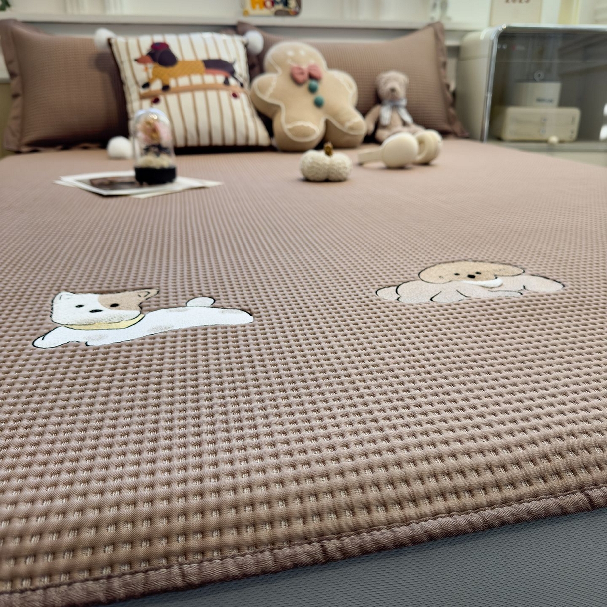 91家纺网 家纺一手货源 找家纺 耀悦家纺 2026新款毛巾绣乙纶冰豆豆凉席冰丝席华夫格卡通绣花博主ins风学生床 躺躺岛-咖啡棕床笠款