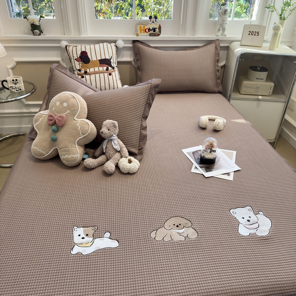 91家纺网 家纺一手货源 找家纺 耀悦家纺 2026新款毛巾绣乙纶冰豆豆凉席冰丝席华夫格卡通绣花博主ins风学生床 躺躺岛-咖啡棕床笠款