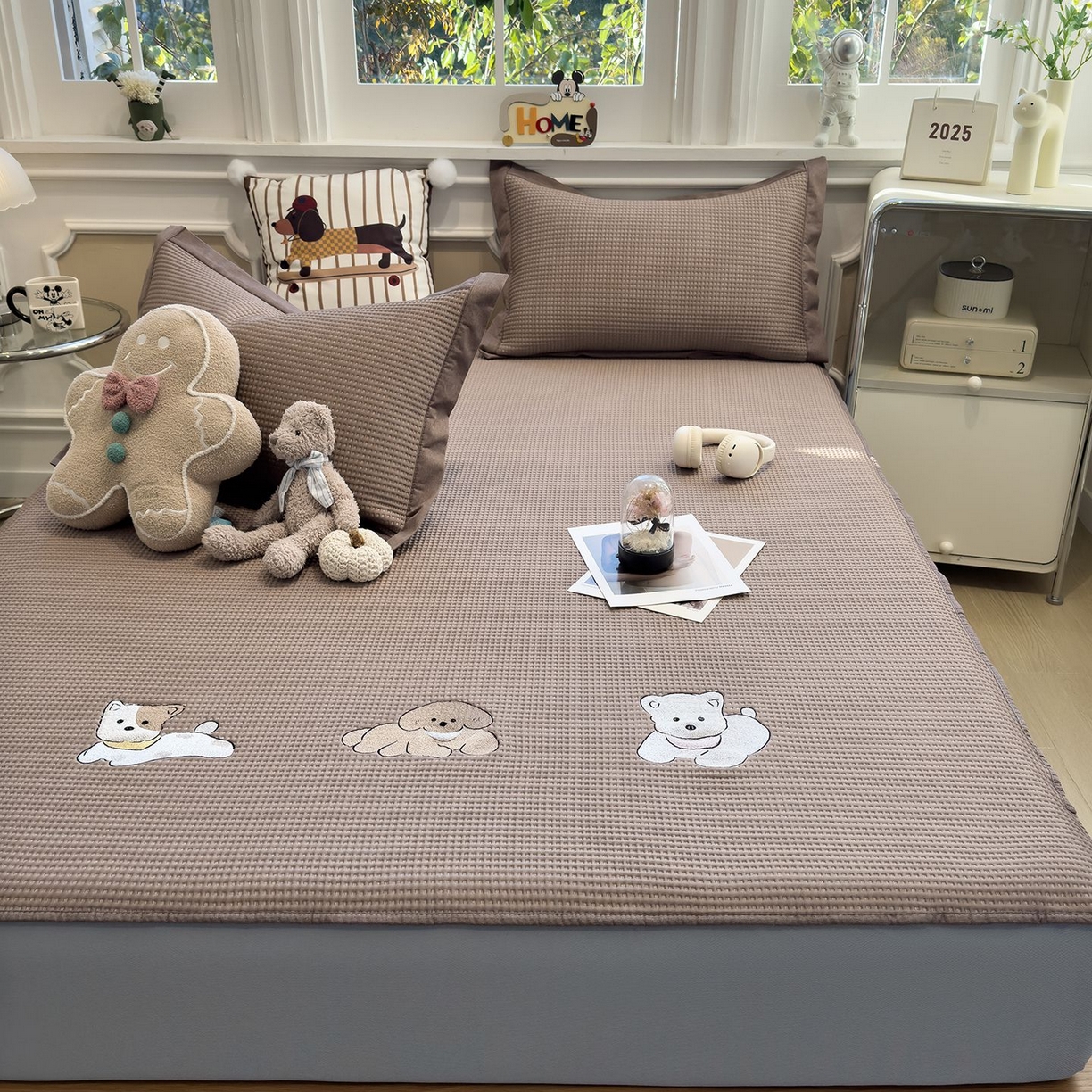 91家纺网 家纺一手货源 找家纺 耀悦家纺 2026新款毛巾绣乙纶冰豆豆凉席冰丝席华夫格卡通绣花博主ins风学生床 躺躺岛-咖啡棕床笠款