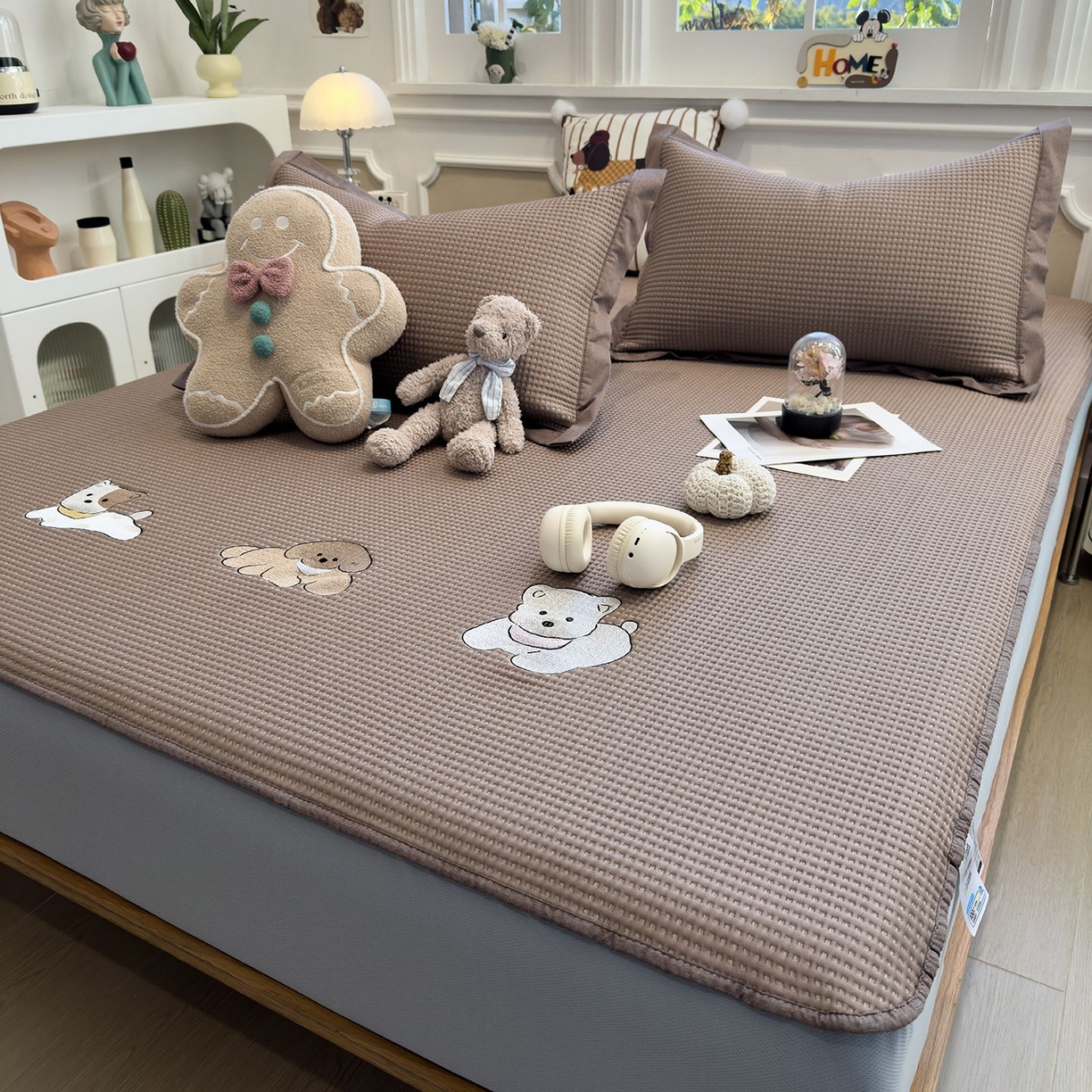 91家纺网 家纺一手货源 找家纺 耀悦家纺 2026新款毛巾绣乙纶冰豆豆凉席冰丝席华夫格卡通绣花博主ins风学生床 躺躺岛-咖啡棕床笠款