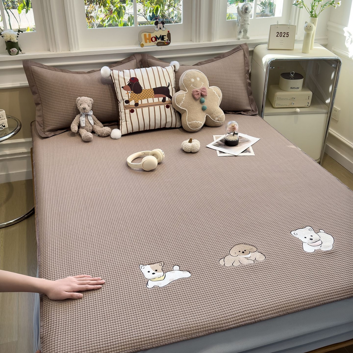 91家纺网 家纺一手货源 找家纺 耀悦家纺 2026新款毛巾绣乙纶冰豆豆凉席冰丝席华夫格卡通绣花博主ins风学生床 躺躺岛-咖啡棕床笠款