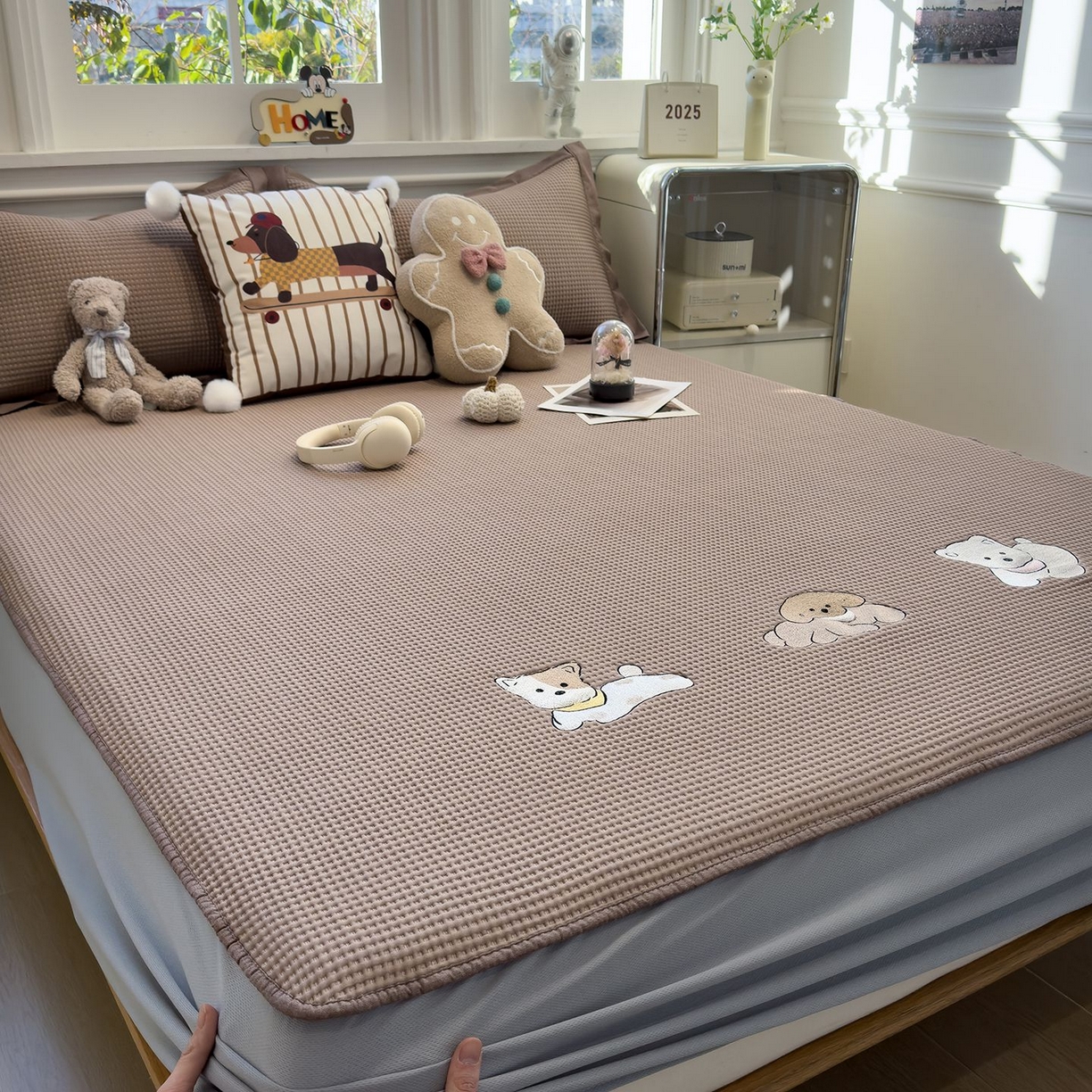 91家纺网 家纺一手货源 找家纺 耀悦家纺 2026新款毛巾绣乙纶冰豆豆凉席冰丝席华夫格卡通绣花博主ins风学生床 躺躺岛-咖啡棕床笠款