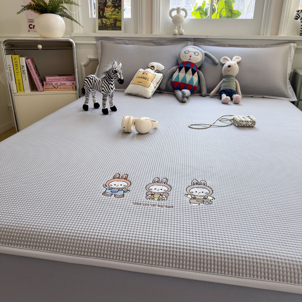 91家纺网 家纺一手货源 找家纺 耀悦家纺 2026新款毛巾绣乙纶冰豆豆凉席冰丝席华夫格卡通绣花博主ins风学生床 兔免星人床笠款