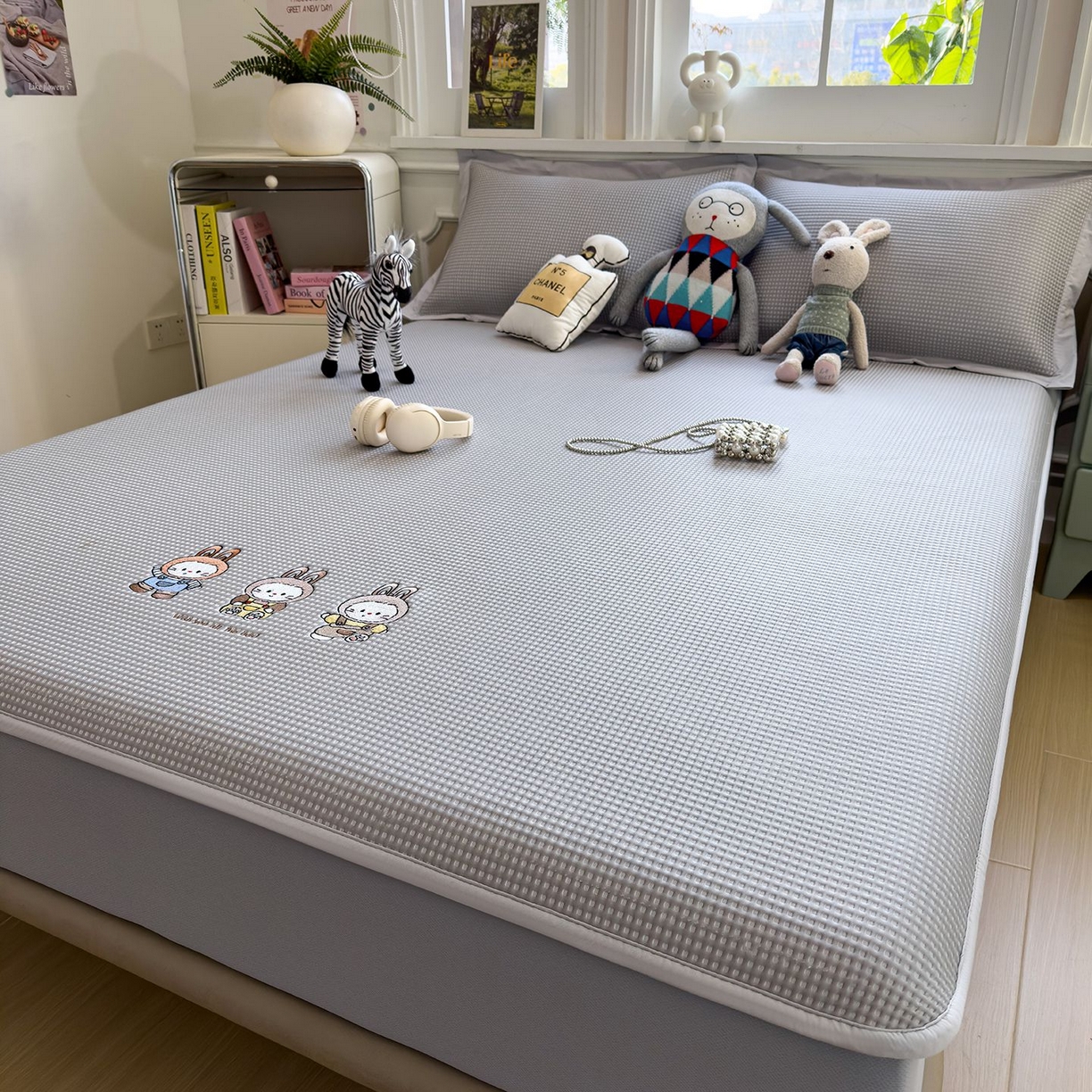 91家纺网 家纺一手货源 找家纺 耀悦家纺 2026新款毛巾绣乙纶冰豆豆凉席冰丝席华夫格卡通绣花博主ins风学生床 兔免星人床笠款