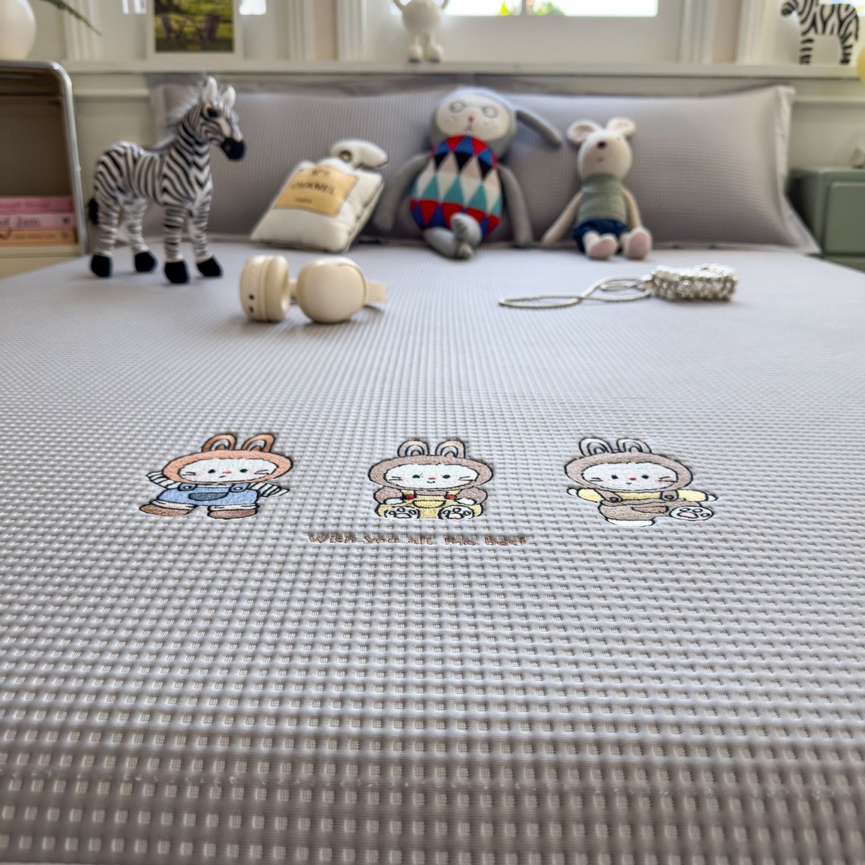 91家纺网 家纺一手货源 找家纺 耀悦家纺 2026新款毛巾绣乙纶冰豆豆凉席冰丝席华夫格卡通绣花博主ins风学生床 兔免星人床笠款