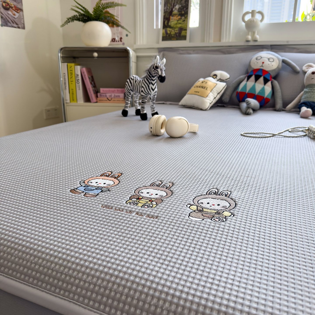 91家纺网 家纺一手货源 找家纺 耀悦家纺 2026新款毛巾绣乙纶冰豆豆凉席冰丝席华夫格卡通绣花博主ins风学生床 兔免星人床笠款