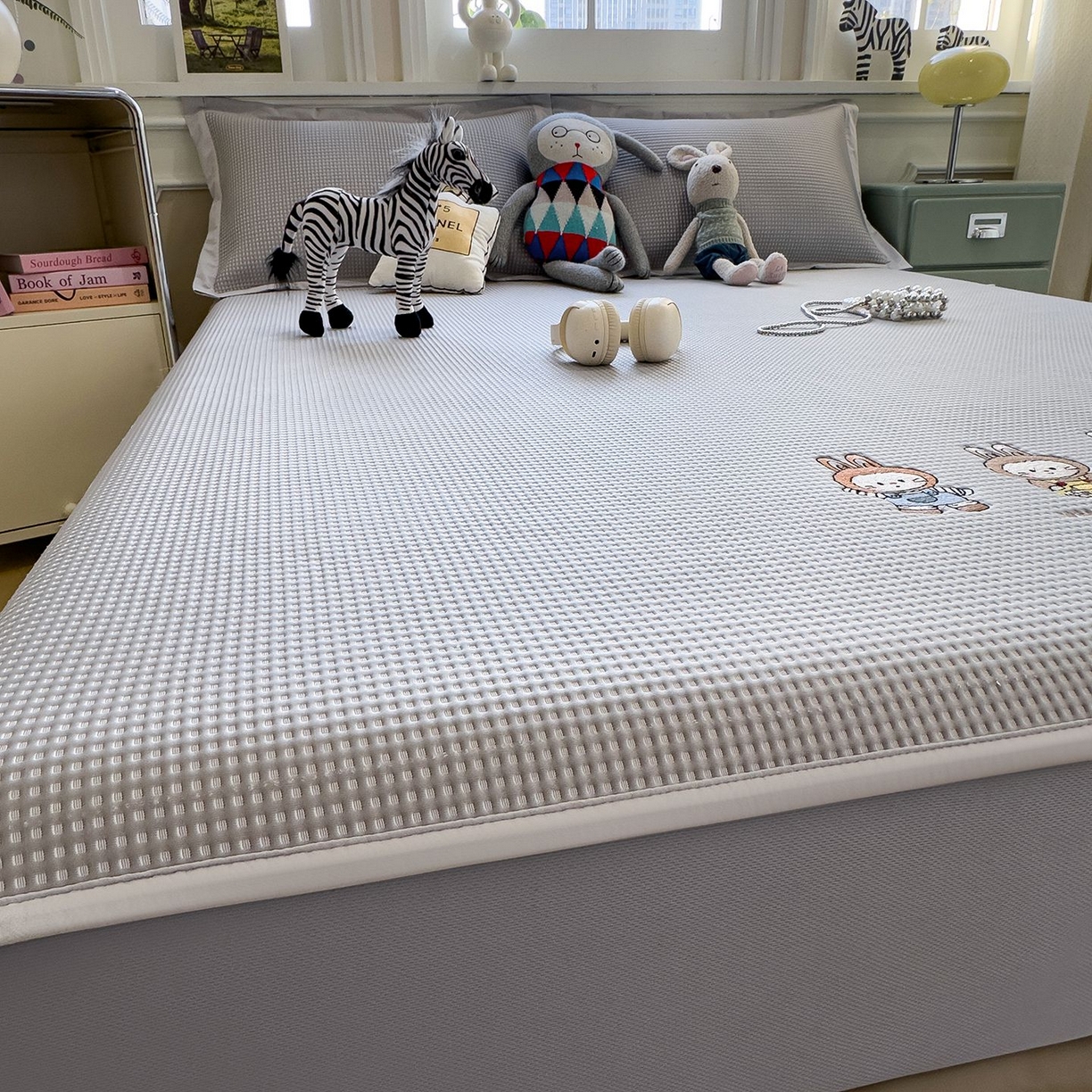 91家纺网 家纺一手货源 找家纺 耀悦家纺 2026新款毛巾绣乙纶冰豆豆凉席冰丝席华夫格卡通绣花博主ins风学生床 兔免星人床笠款