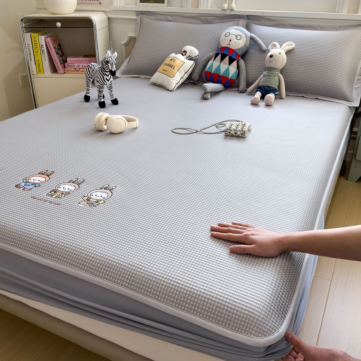 91家纺网 家纺一手货源 找家纺 耀悦家纺 2026新款毛巾绣乙纶冰豆豆凉席冰丝席华夫格卡通绣花博主ins风学生床 兔免星人床笠款