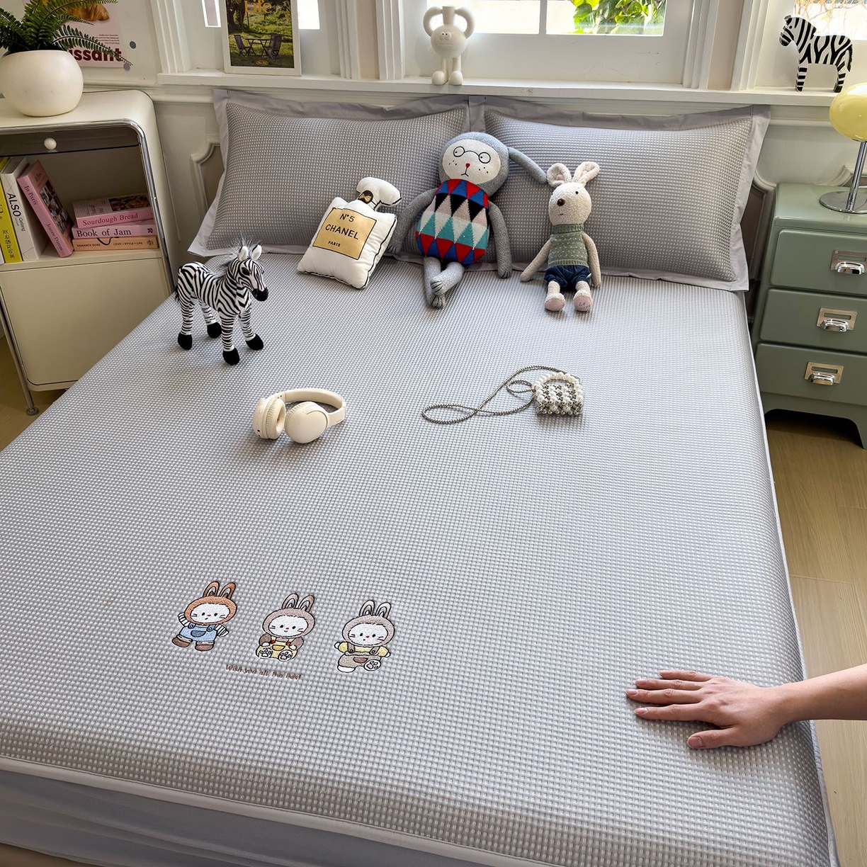 91家纺网 家纺一手货源 找家纺 耀悦家纺 2026新款毛巾绣乙纶冰豆豆凉席冰丝席华夫格卡通绣花博主ins风学生床 兔免星人床笠款