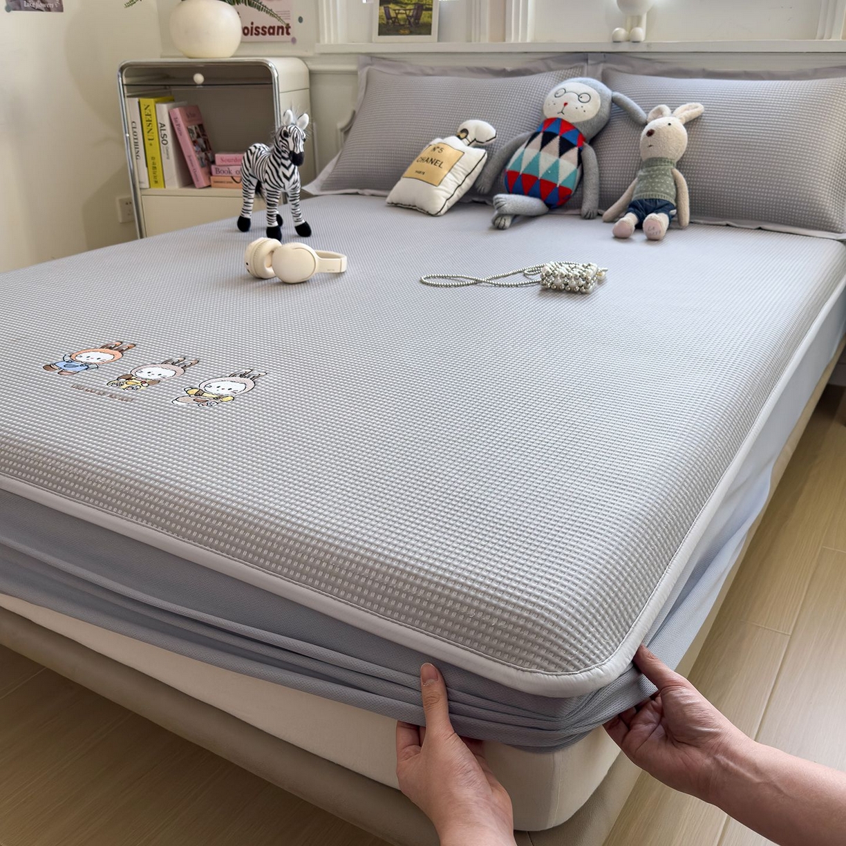 91家纺网 家纺一手货源 找家纺 耀悦家纺 2026新款毛巾绣乙纶冰豆豆凉席冰丝席华夫格卡通绣花博主ins风学生床 兔免星人床笠款