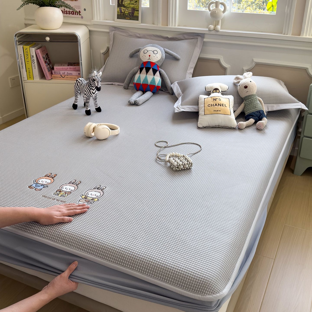 91家纺网 家纺一手货源 找家纺 耀悦家纺 2026新款毛巾绣乙纶冰豆豆凉席冰丝席华夫格卡通绣花博主ins风学生床 兔免星人床笠款