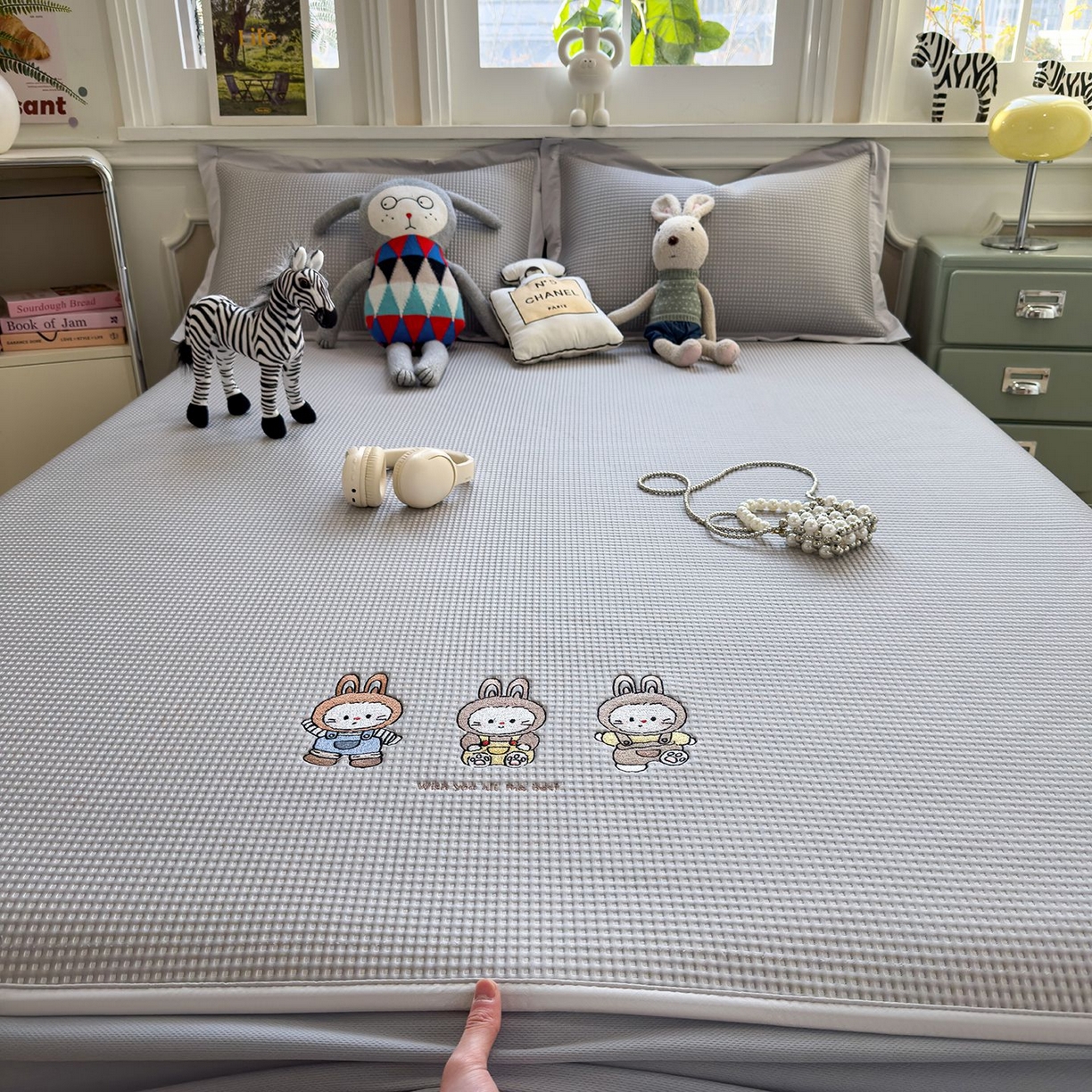 91家纺网 家纺一手货源 找家纺 耀悦家纺 2026新款毛巾绣乙纶冰豆豆凉席冰丝席华夫格卡通绣花博主ins风学生床 兔免星人床笠款