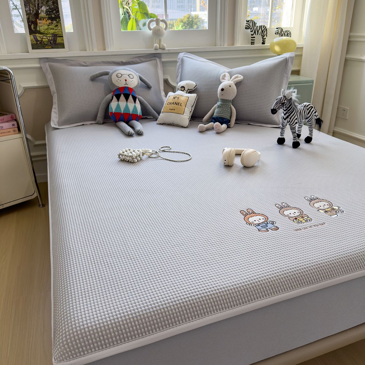 91家纺网 家纺一手货源 找家纺 耀悦家纺 2026新款毛巾绣乙纶冰豆豆凉席冰丝席华夫格卡通绣花博主ins风学生床 兔免星人床笠款