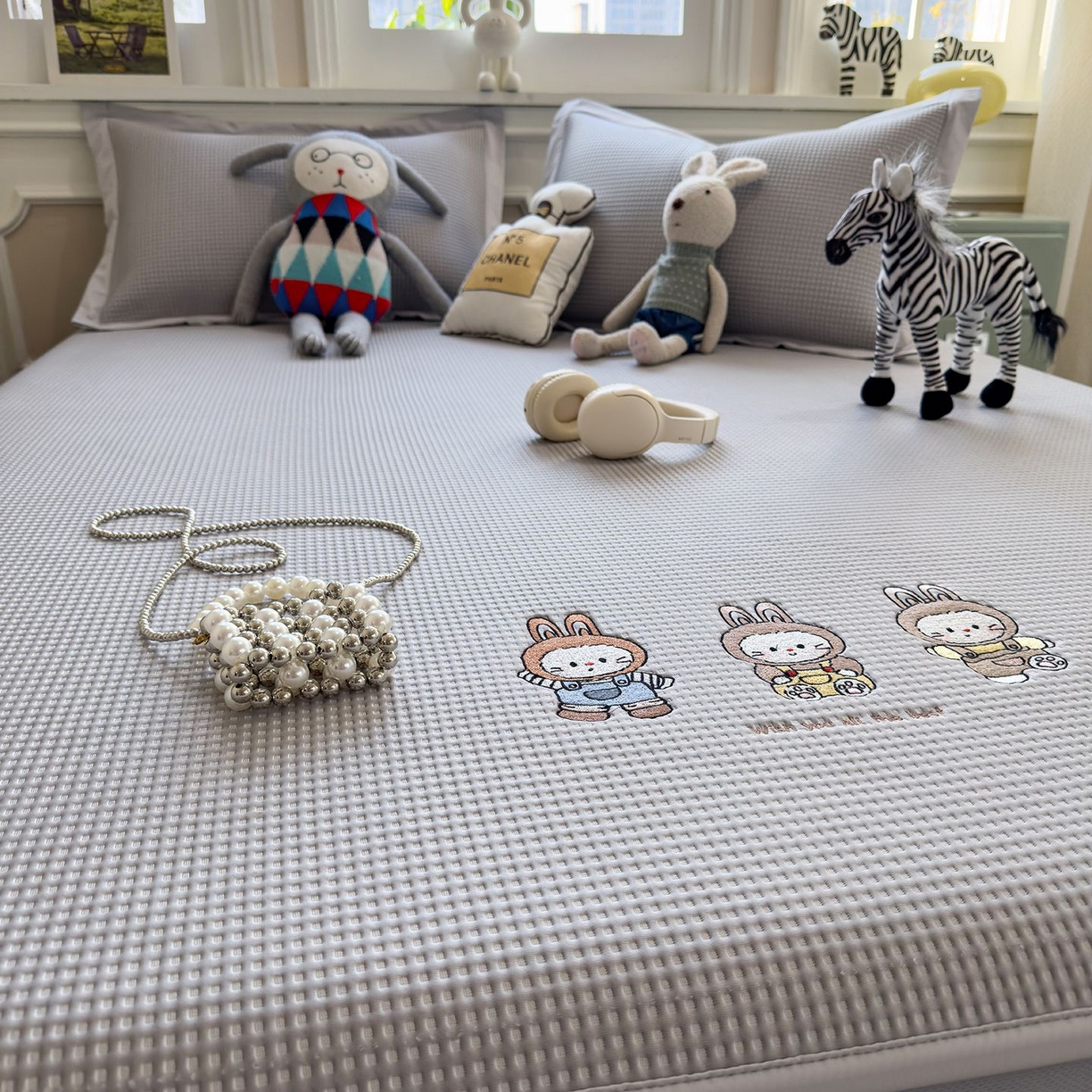 91家纺网 家纺一手货源 找家纺 耀悦家纺 2026新款毛巾绣乙纶冰豆豆凉席冰丝席华夫格卡通绣花博主ins风学生床 兔免星人床笠款