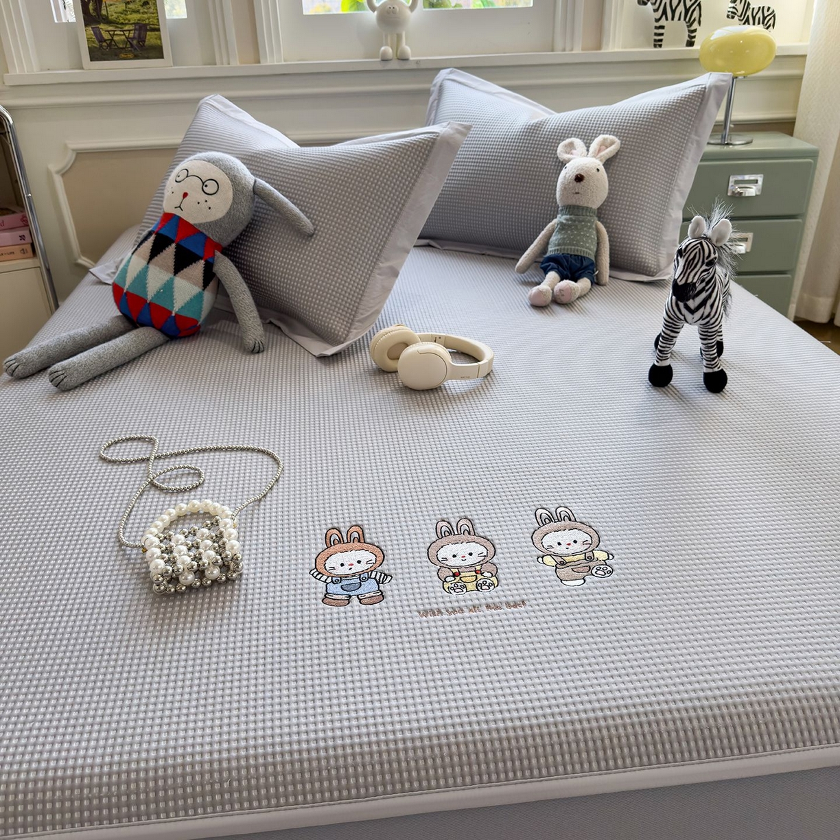 91家纺网 家纺一手货源 找家纺 耀悦家纺 2026新款毛巾绣乙纶冰豆豆凉席冰丝席华夫格卡通绣花博主ins风学生床 兔免星人床笠款