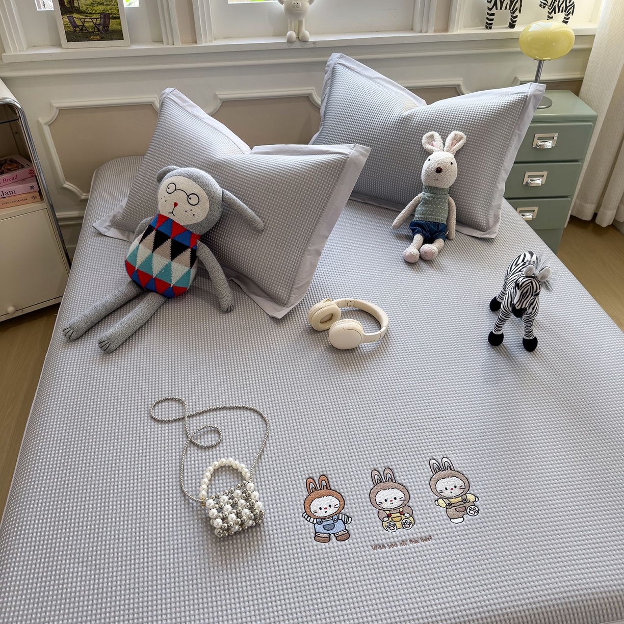 91家纺网 家纺一手货源 找家纺 耀悦家纺 2026新款毛巾绣乙纶冰豆豆凉席冰丝席华夫格卡通绣花博主ins风学生床 兔免星人床笠款