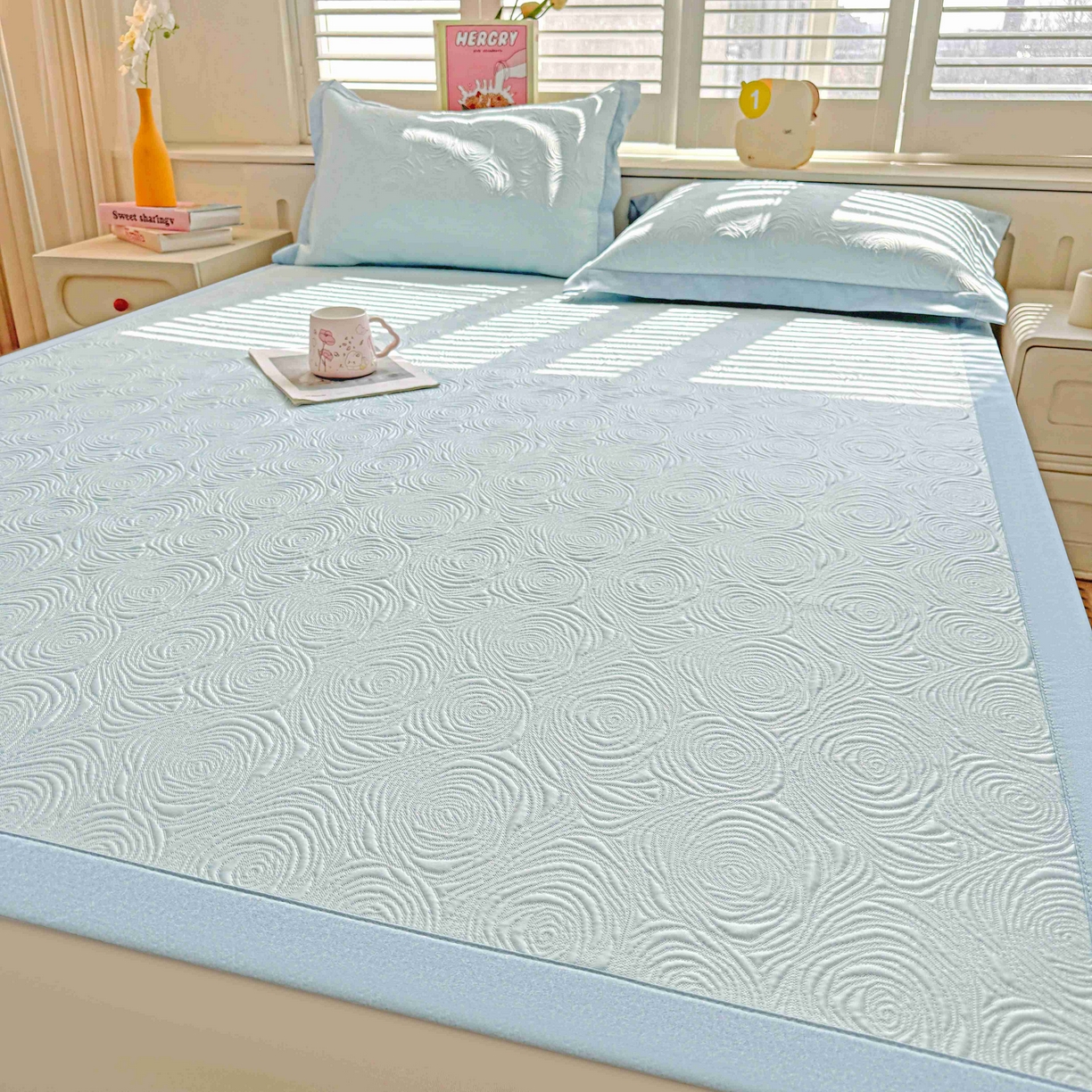 91家纺网 家纺一手货源 找家纺 席匠 2026新款云柔玫瑰系列平铺款床裙款凉席席子 湖水蓝-平铺款