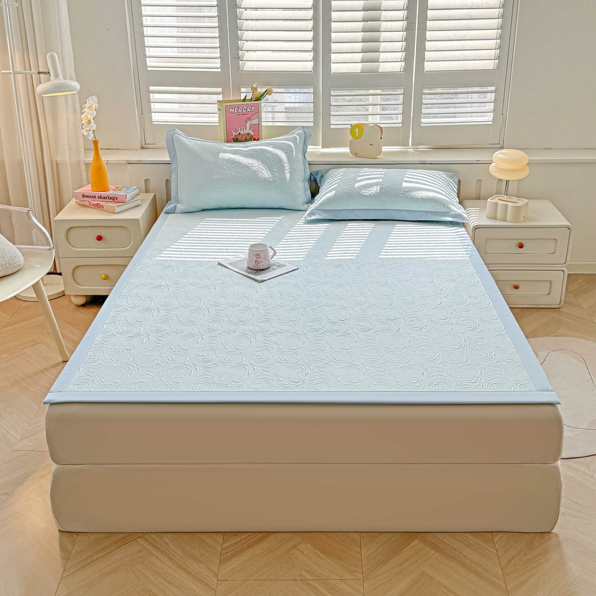 91家纺网 家纺一手货源 找家纺 席匠 2026新款云柔玫瑰系列平铺款床裙款凉席席子 湖水蓝-平铺款