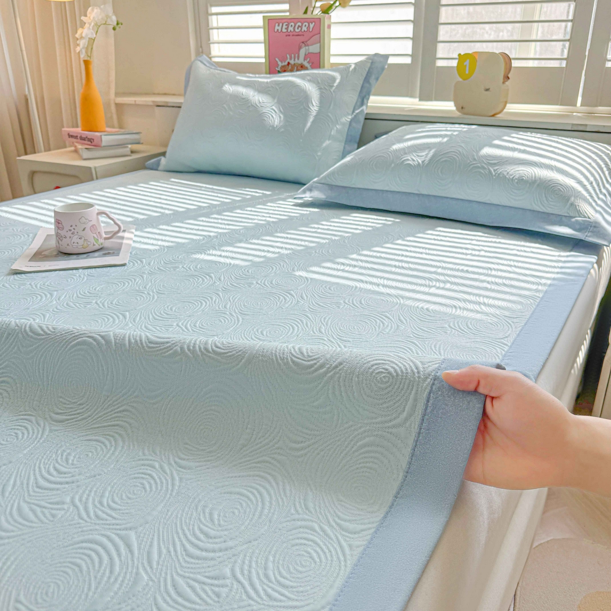 91家纺网 家纺一手货源 找家纺 席匠 2026新款云柔玫瑰系列平铺款床裙款凉席席子 湖水蓝-平铺款