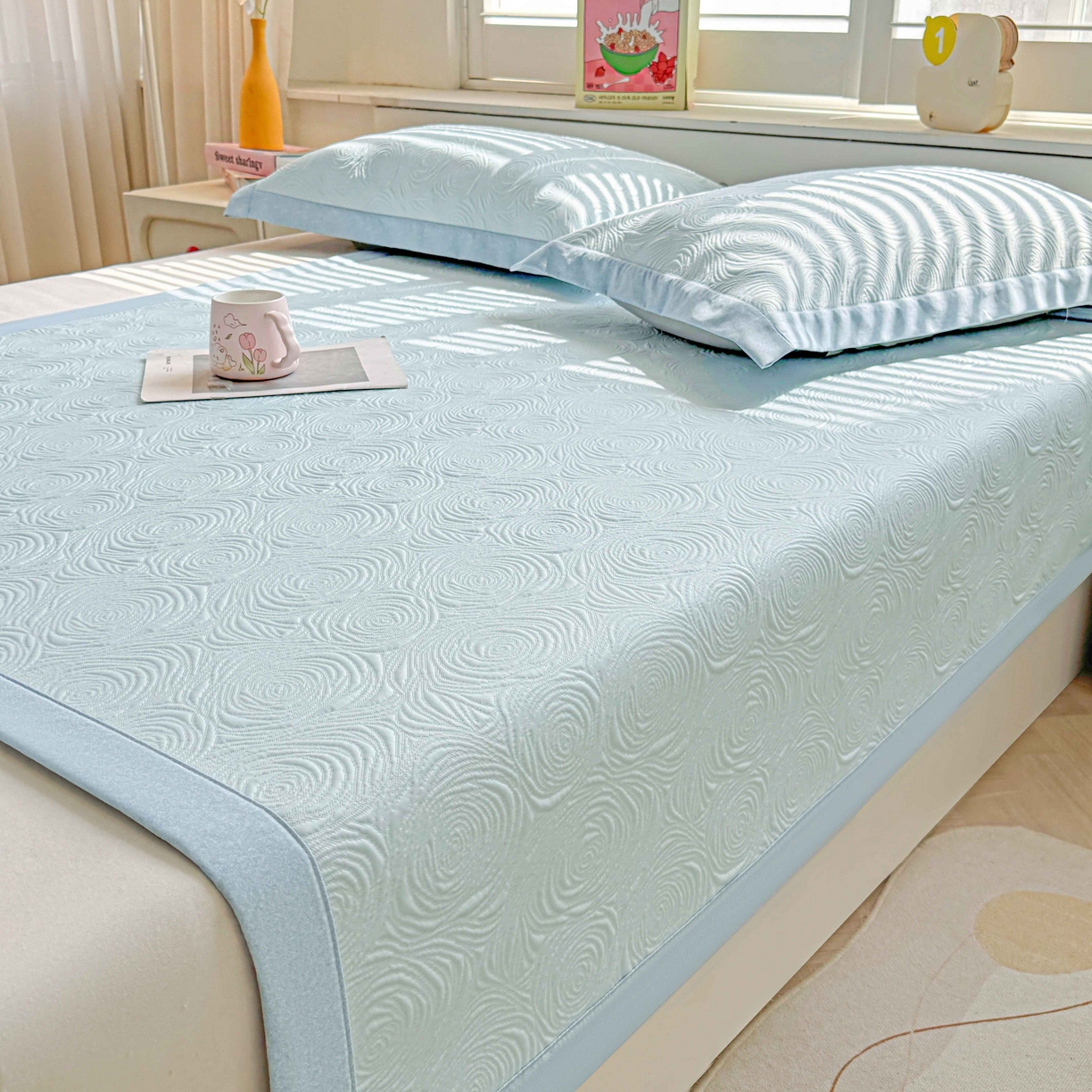 91家纺网 家纺一手货源 找家纺 席匠 2026新款云柔玫瑰系列平铺款床裙款凉席席子 湖水蓝-平铺款