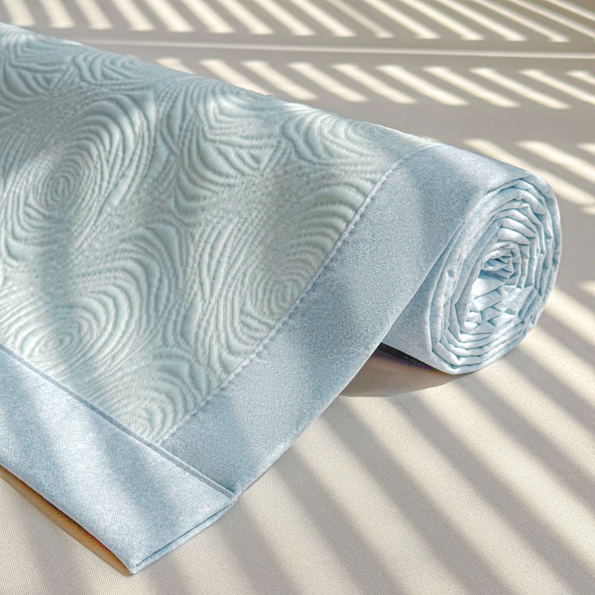 91家纺网 家纺一手货源 找家纺 席匠 2026新款云柔玫瑰系列平铺款床裙款凉席席子 湖水蓝-平铺款